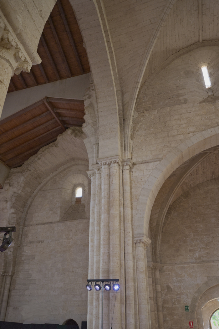 Detall de columnas y capiteles de la iglesia del monasterio de Palazuelos